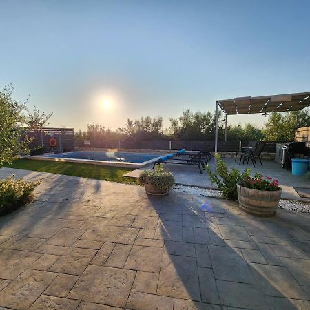 Villa Sheila With Private Pool Rúmeli Kültér fotó