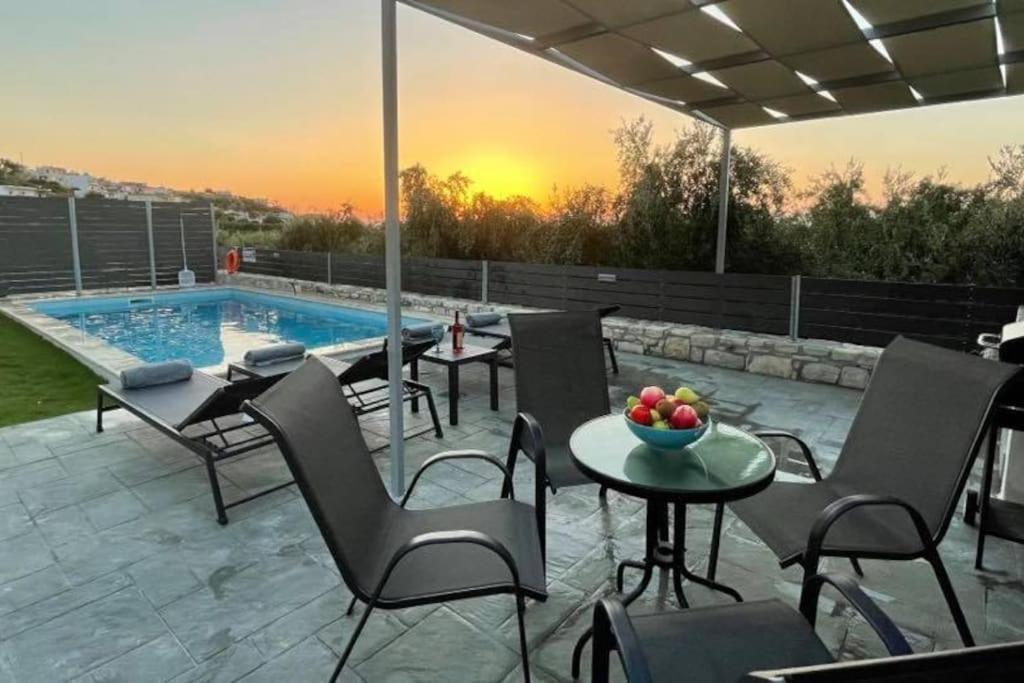 Villa Sheila With Private Pool Rúmeli Kültér fotó
