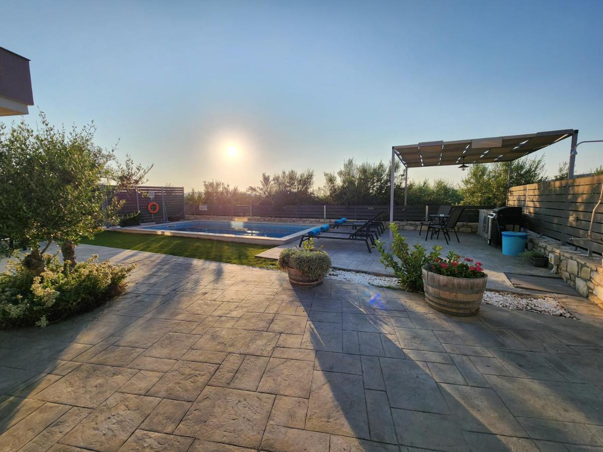Villa Sheila With Private Pool Rúmeli Kültér fotó