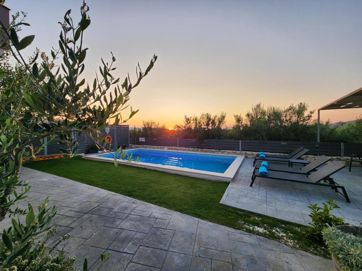 Villa Sheila With Private Pool Rúmeli Kültér fotó