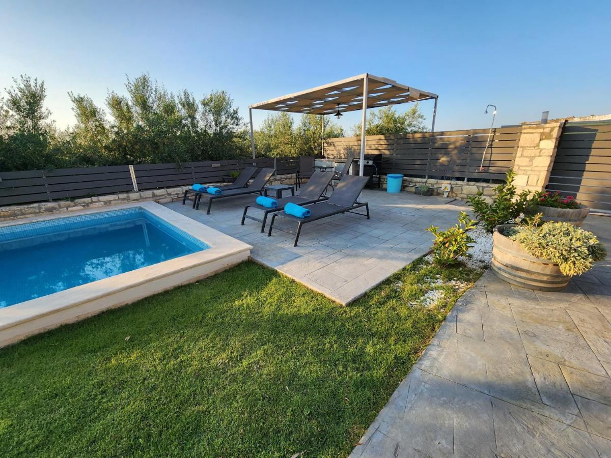 Villa Sheila With Private Pool Rúmeli Kültér fotó